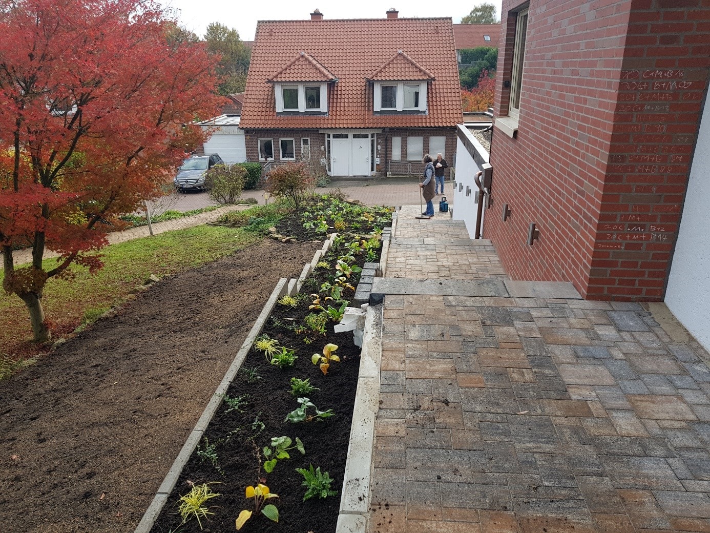 Gestaltung eines Gartens und Hauseingangs Roti's Gartenanstrich